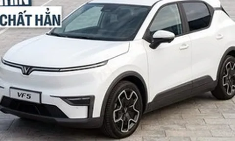 VinFast VF 5 mới lộ diện không che với các điểm nhận diện khác nhau: Dễ có nhiều bản, bản cao cấp có viền chrome 'cánh chim', mâm 2 tông màu sành điệu