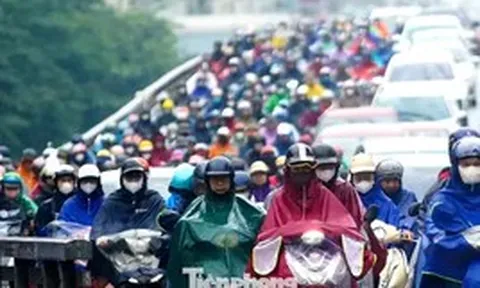 Hà Nội: Dòng xe ken đặc giữa mưa ngập và ùn tắc