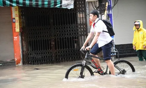 Nhiều trường ở Hà Nội cho học trực tuyến vì mưa ngập