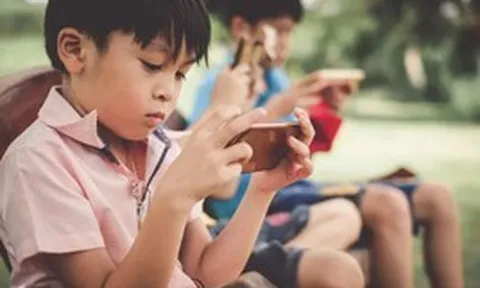 Bố mẹ đừng dùng cưỡng chế tịch thu, đây là 6 cách giúp trẻ "cai" điện thoại hiệu quả