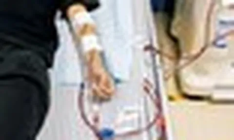 Cậu bé 14 tuổi thận đã hỏng 98%, suy thận cấp vì loại nước người trẻ "mê như điếu đổ"
