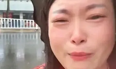 Biết lý do người mẹ này khóc lóc ầm ĩ giữa đường, cư dân mạng bối rối: Thế này thì sao dạy con tự lập được?