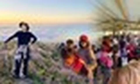 Tà Chì Nhù mùa hoa Chi Pâu: Leo gần 3.000 m vẫn phải xếp hàng, du khách sợ tắc đường đến toát mồ hôi