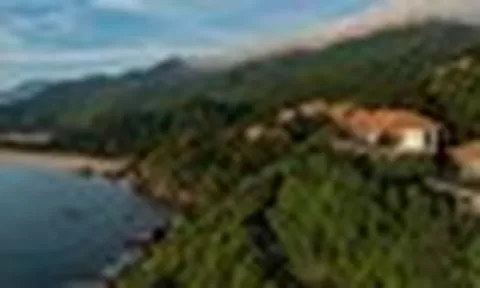 Việt Nam có vịnh biển được xếp vào nhóm đẹp nhất thế giới: Dài 42,5km, nằm dưới chân đèo Hải Vân, cảnh sắc như “bồng lai tiên cảnh”
