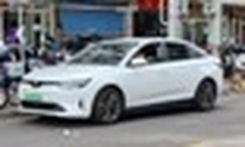 Hãng xe sập là như thế nào? 8 chiếc xe còn mới bán đấu giá 91 triệu đồng một chiếc, sửa không được, bán không xong