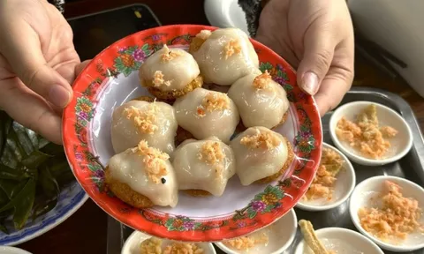 4 món bánh đặc sản tên lạ, giá siêu rẻ, khách ăn chục chiếc chưa chán ở Huế