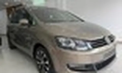 Volkswagen Sharan 10 năm tuổi bán lại ngang giá Honda City mới: Dài ngang Everest, cửa lùa, có ghế massage, cửa nóc toàn cảnh