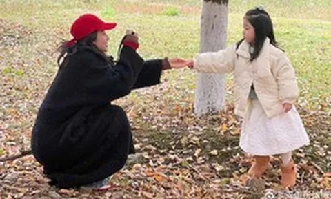 Cha mẹ biết "mặc kệ" con sẽ dạy ra những đứa trẻ biết tự đứng lên