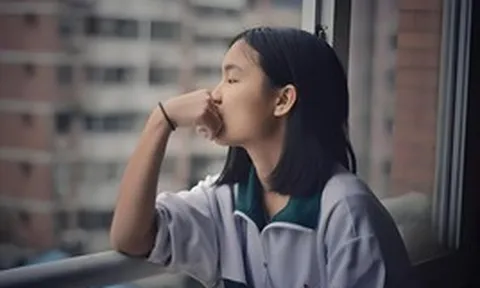 5 biểu hiện tưởng là "ngoan và hiểu chuyện" nhưng có thể là dấu hiệu trẻ đang ngày càng tự ti