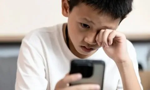 Cảnh báo đến những cha mẹ có con 12 tuổi đang sở hữu điện thoại thông minh