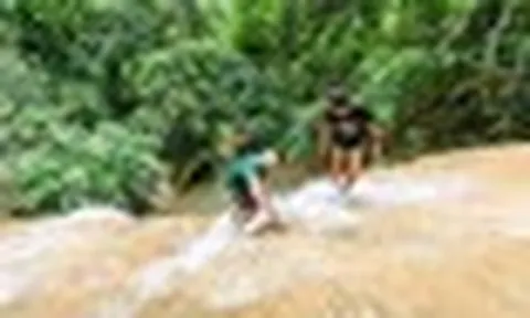 Phát hiện thác nước kỳ lạ ở nước láng giềng Việt Nam, nước đổ ào ào nhưng du khách vẫn leo ngược ầm ầm
