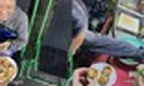 “Đừng ăn, đừng ăn!”: Khách Tây xịt nước rửa chén lên bánh vì tưởng là nước chanh khiến chủ quán lẫn chị bán vé số cuống cuồng ngăn cản