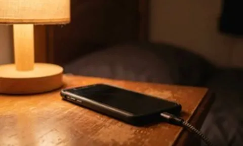 Sạc điện thoại khi ngủ, không để lên giường thì để đâu - Chuyên gia chỉ một chỗ an toàn, có cháy cũng không sợ