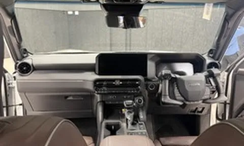 Cận cảnh Toyota Land Cruiser với công nghệ NEO Steer: Lái ô tô như xe máy