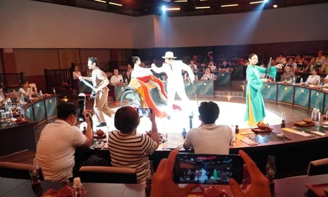 VIDEO: Show nghệ thuật, ẩm thực gần 2 triệu đồng ở trung tâm TPHCM có gì hấp dẫn?
