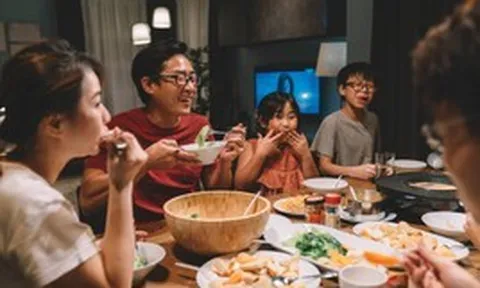 Cha mẹ thông thái dạy con: Được người khác mời ăn, dù thân đến đâu cũng nhớ 3 điều không nên làm!