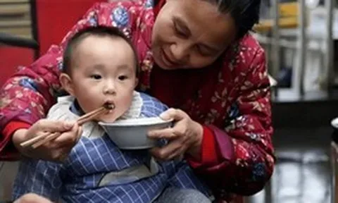 Bà nhường miếng ngon cho cháu, bố mẹ hết lời cảm ơn: Chỉ vài năm sau liền hối hận không kịp!