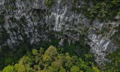 Chuyên gia 20 năm đi rừng: Hố sụt mới phát hiện ở Phong Nha - Kẻ Bàng là một "bài toán khó"