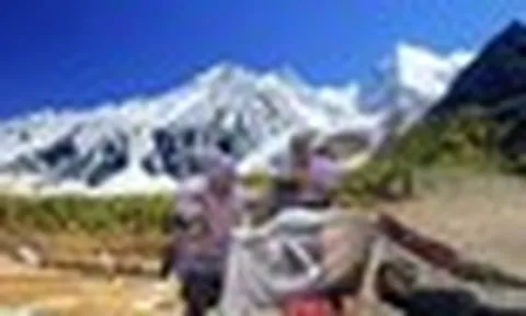 “Không thể tin được, sự cực khổ này là do mình bỏ 26 triệu mua”: Giới trẻ rủ nhau vượt sướng leo núi, thở bình oxy ở độ cao 4.000m