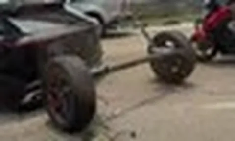 Hãng xe xin lỗi về sự cố SUV rơi trục bánh sau trên đường