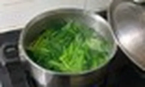Luộc rau nên mở vung hay đậy vung?