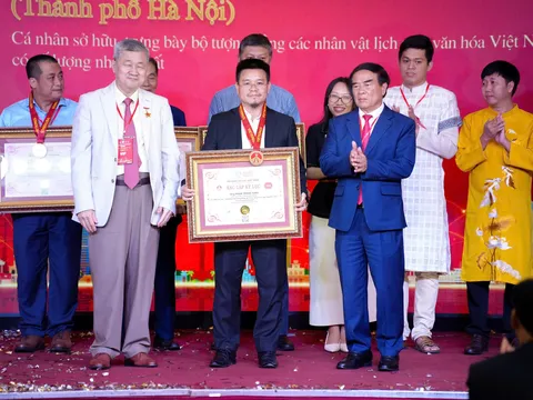 Nghệ nhân Phạm Trọng Tuấn lập Kỷ lục Việt Nam với 43 pho tượng đồng