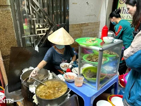 Đi ăn "bún chửi" ở Hà Nội, khách sốc với kiểu bán hàng "ép" mua chỗ