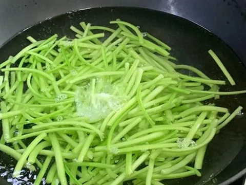 Đừng chỉ ăn củ, lá loại cây này quý như "nhân sâm người nghèo", hễ ra chợ là thấy