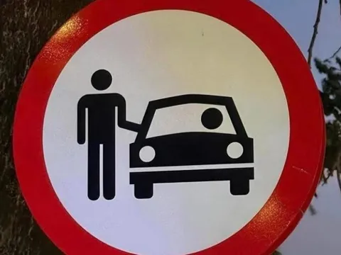 "Tấm biển lạ" ở Hồ Tràm gây xôn xao mạng xã hội