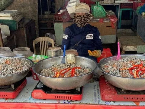 Chi 50.000 đồng mua ốc lạ ở Việt Nam, khách Tây ăn vài tiếng mới xong