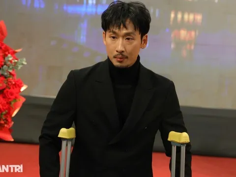 Tuấn Trần bị thương khi đóng phim, chống nạng dự giải Cánh diều