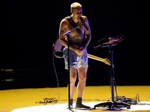 Justin Bieber cởi trần, mặc quần đùi biểu diễn tại Grammy 2026