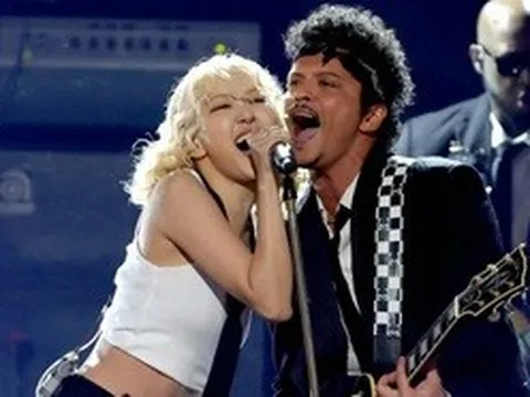 Màn tung hứng bùng nổ của Rosé và Bruno Mars trên sân khấu Grammy 2026