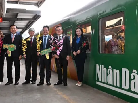 Báo Nhân Dân ra mắt “Chuyến tàu hạnh phúc”
