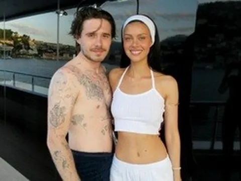 Thêm hành động dứt tình của Brooklyn Beckham với cha mẹ