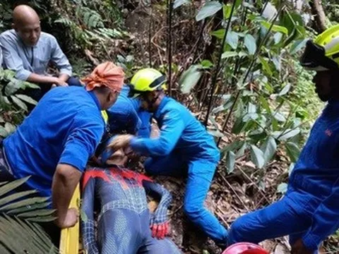 Mặc đồ người nhện leo núi, người đàn ông rơi từ độ cao 20m ở Malaysia