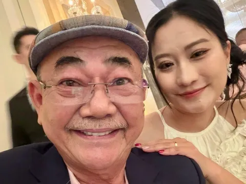 NSND Việt Anh và vợ kém 36 tuổi đón Valentine, hành động lãng mạn gây chú ý