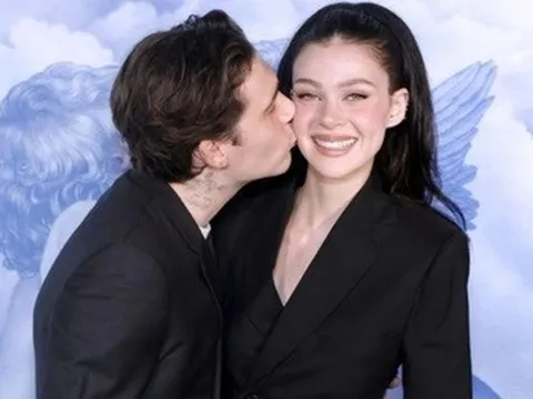 Brooklyn Beckham đáp trả mạnh mẽ lời chỉ trích “mù quáng trong tình yêu”