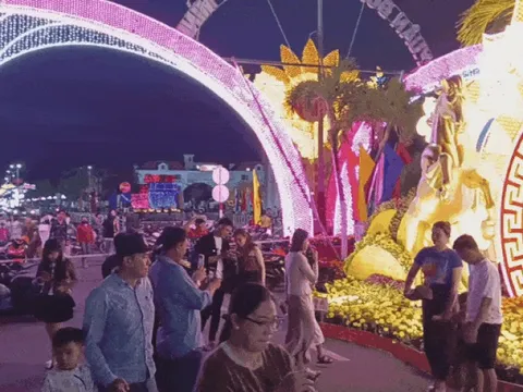 Linh vật ngựa, cua tôm cá xuất hiện trên đường hoa Tết ở Cà Mau