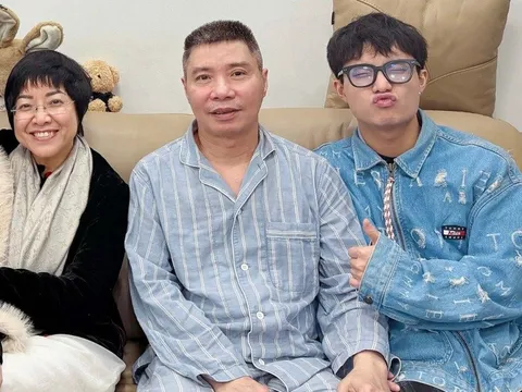 MC Thảo Vân và con trai tới thăm NSND Công Lý ngày cuối năm