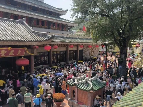 Hàng nghìn người miền Tây chen chân xin lộc ở miếu Bà Chúa Xứ núi Sam