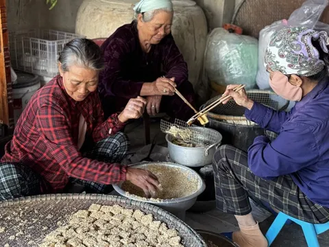 Người phụ nữ 66 tuổi giữ lửa bánh khô mè Quan Châu