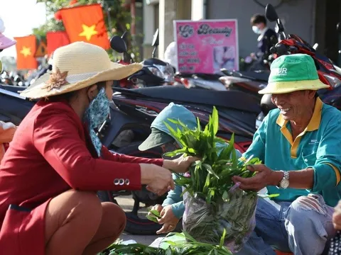 Mùng 1 Tết, người dân đến một trong những phiên chợ độc đáo nhất Việt Nam