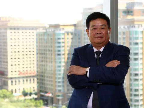 Vị tỷ phú 'bắt' con trai làm công nhân, quyên nửa tài sản làm từ thiện