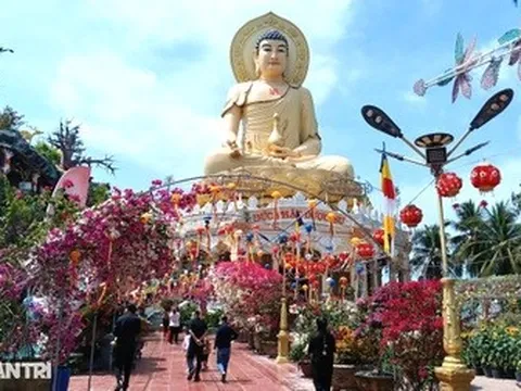 Đầu năm viếng chùa có tượng Phật Dược Sư cao 33m, ăn bún nước lèo chay