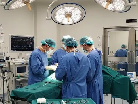 Đau bụng đi khám, người phụ nữ sốc nặng khi biết kết quả