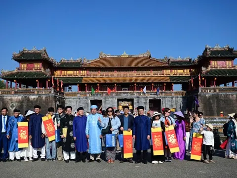 Các địa phương miền Trung tưng bừng chào đón du khách đầu tiên năm 2026