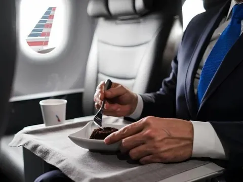 Bữa ăn cao cấp trên máy bay bị chê như "thịt in 3D", hãng phải xin lỗi