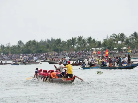 Sôi động hội đua thuyền ở Đà Nẵng, hội vật làng Sình ở Huế