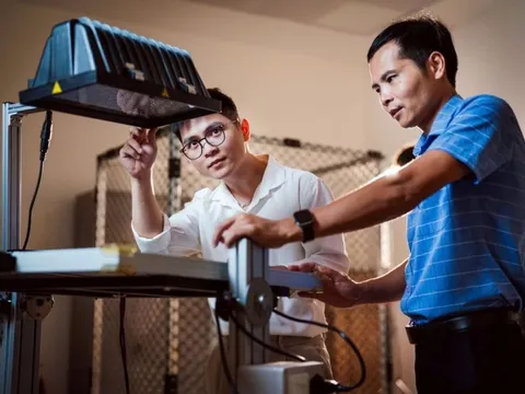 Giữa lúc giá xăng tăng, Việt Nam có startup giúp các trạm sạc xe điện giảm khoảng 40% chi phí/tháng